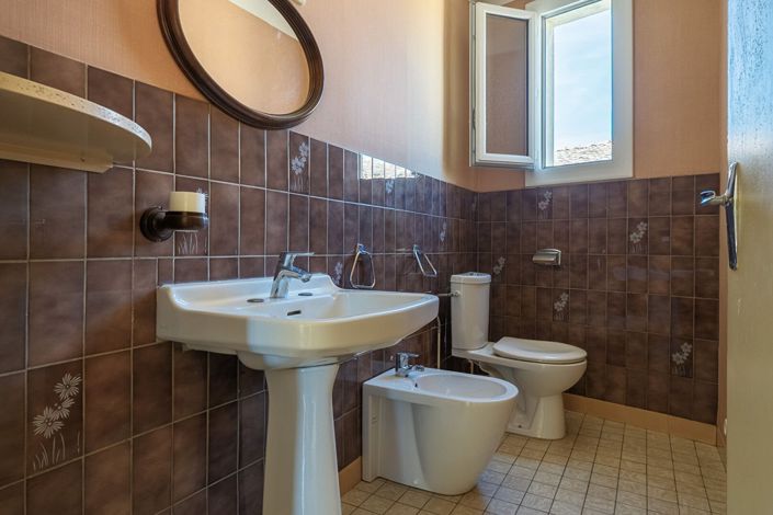 Image No.16-5 Bed House for sale
