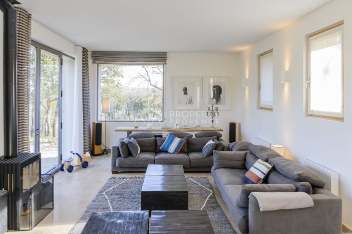 Image No.2-5 Bed Property for sale