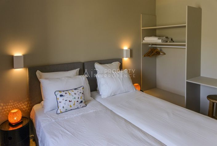Image No.20-5 Bed Property for sale