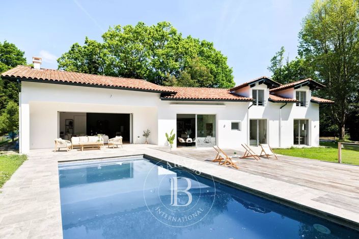 Image No.2-5 Bed House for sale