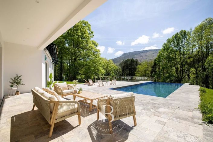 Image No.3-5 Bed House for sale