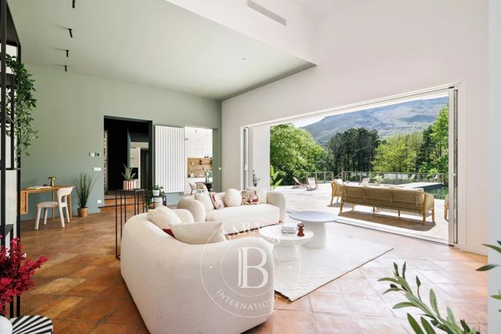 Image No.6-5 Bed House for sale