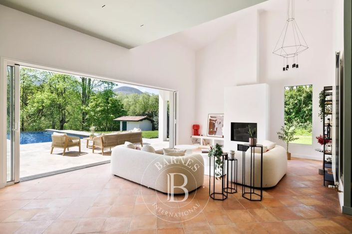 Image No.7-5 Bed House for sale