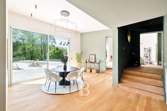 Image No.8-5 Bed House for sale