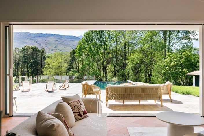 Image No.9-5 Bed House for sale