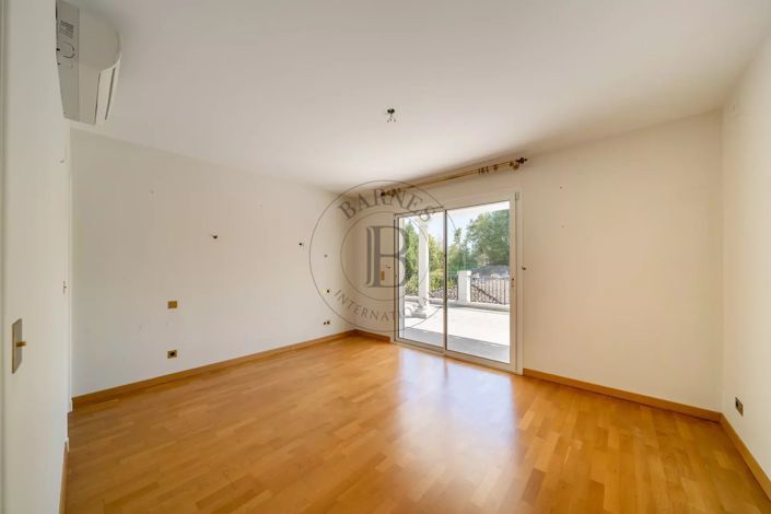 Image No.11-5 Bed House for sale