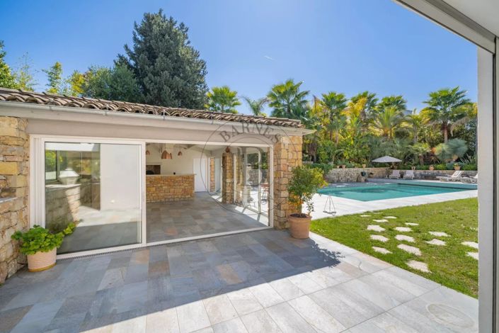 Image No.8-5 Bed House for sale