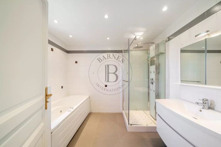 Image No.9-5 Bed House for sale