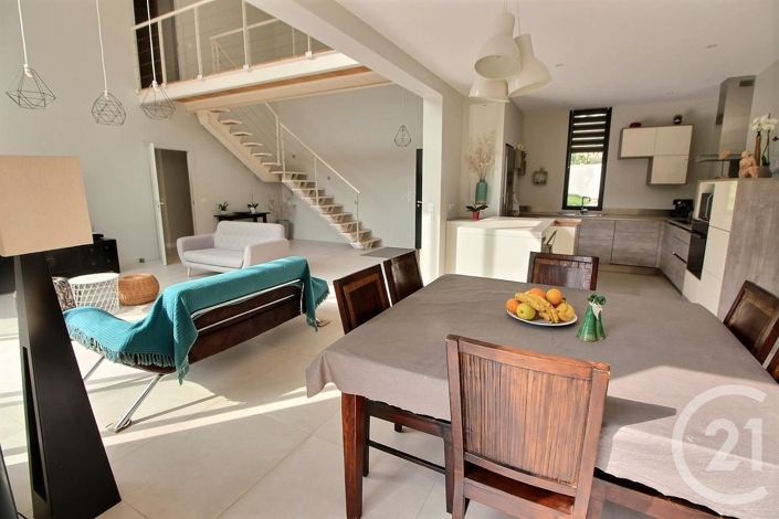 Image No.10-4 Bed House for sale