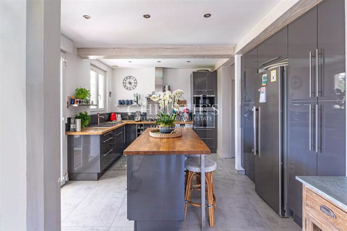 Image No.8-5 Bed House for sale