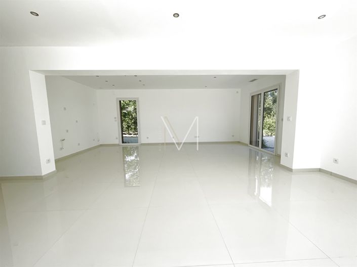 Image No.6-5 Bed House for sale