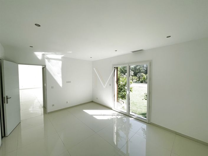 Image No.7-5 Bed House for sale