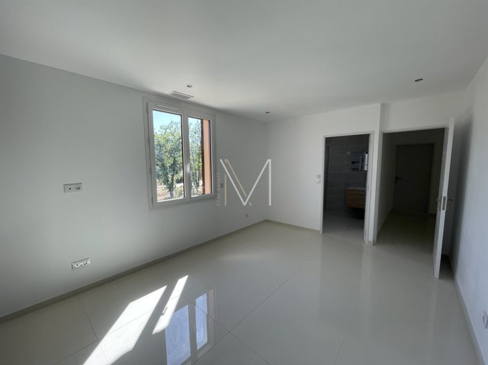 Image No.8-5 Bed House for sale