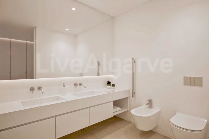 Image No.19-4 Bed House for sale