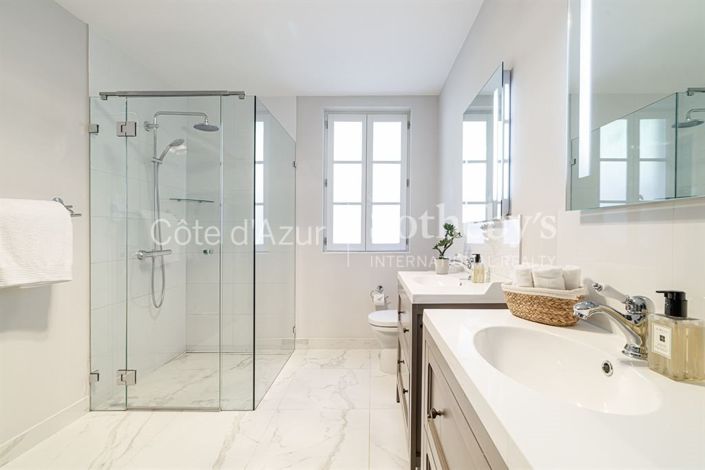 Image No.15-5 Bed Property for sale