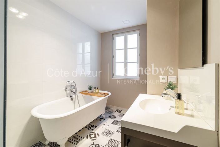 Image No.17-5 Bed Property for sale
