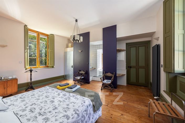 Image No.15-10 Bed Property for sale
