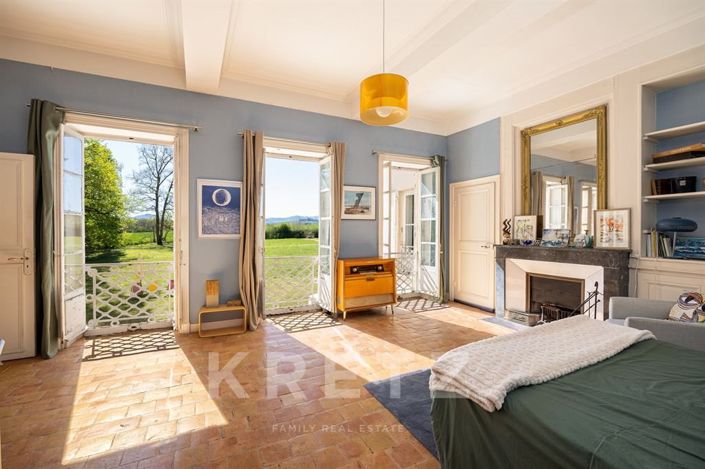 Image No.19-10 Bed Property for sale