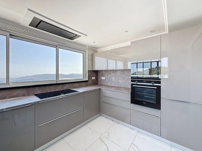 Image No.8-4 Bed House for sale