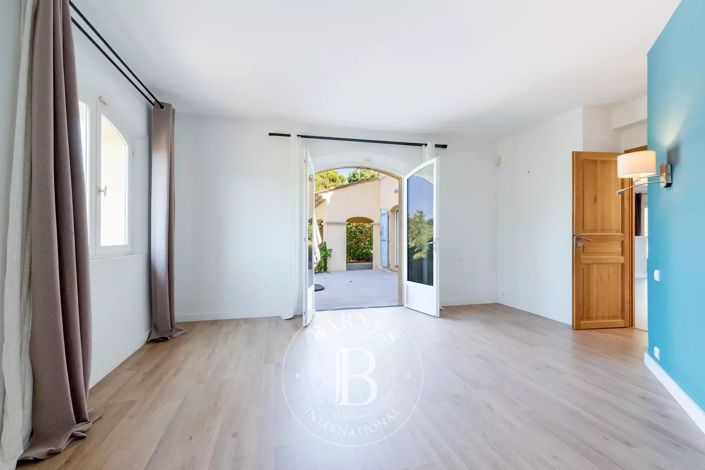 Image No.17-4 Bed House for sale