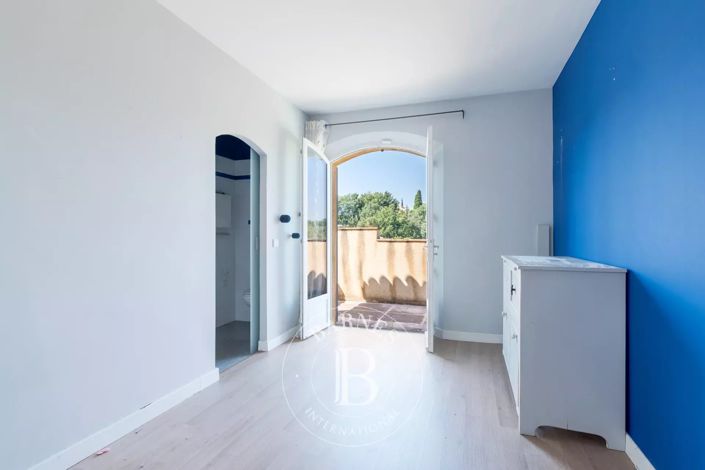 Image No.22-4 Bed House for sale