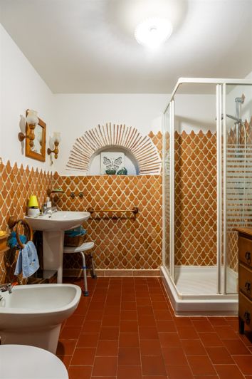 Image No.18-4 Bed House for sale