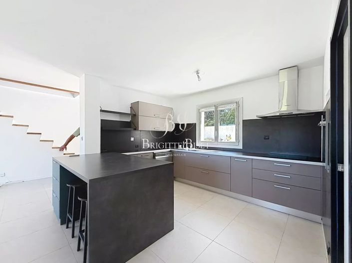 Image No.10-4 Bed House for sale