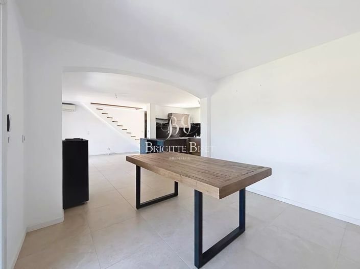 Image No.8-4 Bed House for sale