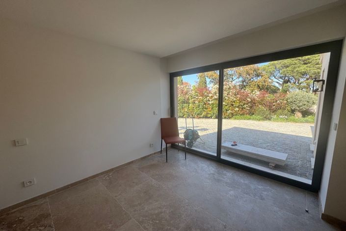 Image No.9-4 Bed House for sale