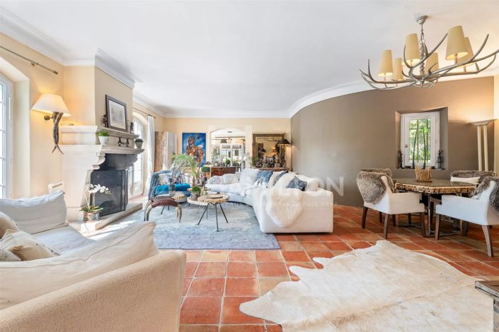 Image No.6-5 Bed House for sale