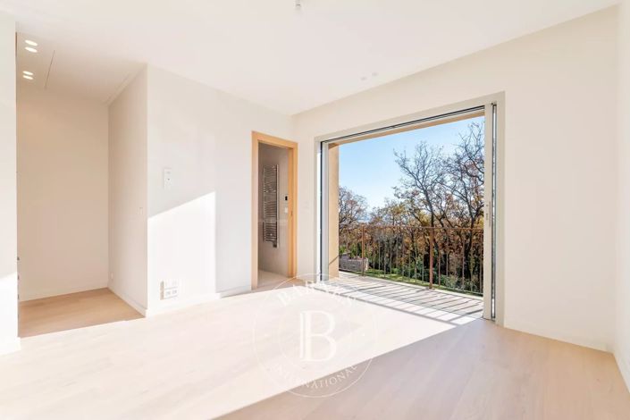 Image No.18-4 Bed House for sale