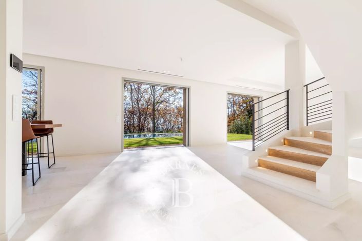 Image No.8-4 Bed House for sale