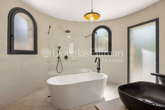 Image No.8-4 Bed House for sale