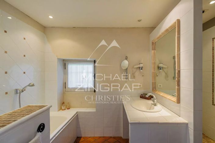 Image No.8-8 Bed House for sale