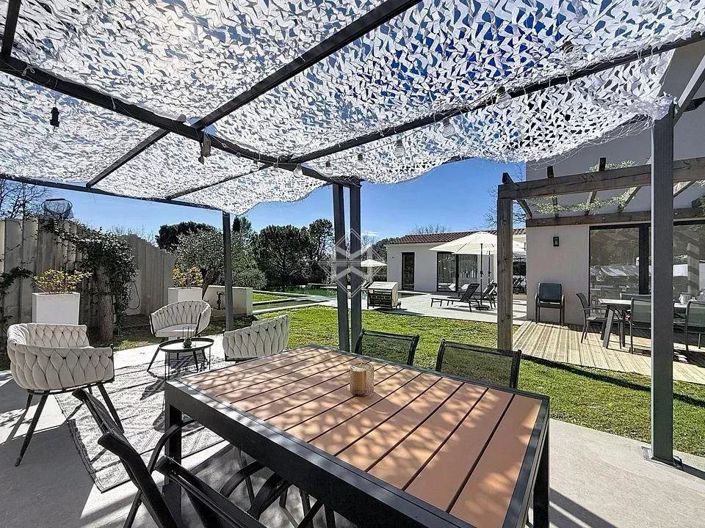 Image No.5-6 Bed House for sale