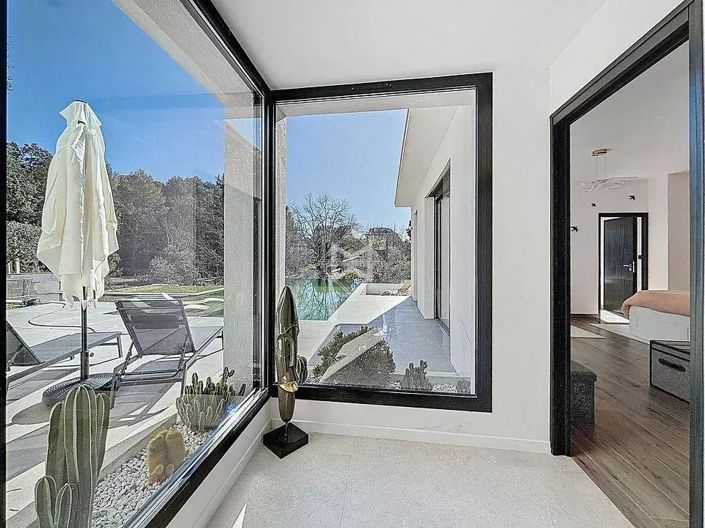 Image No.6-6 Bed House for sale
