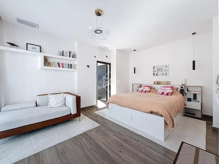 Image No.7-6 Bed House for sale