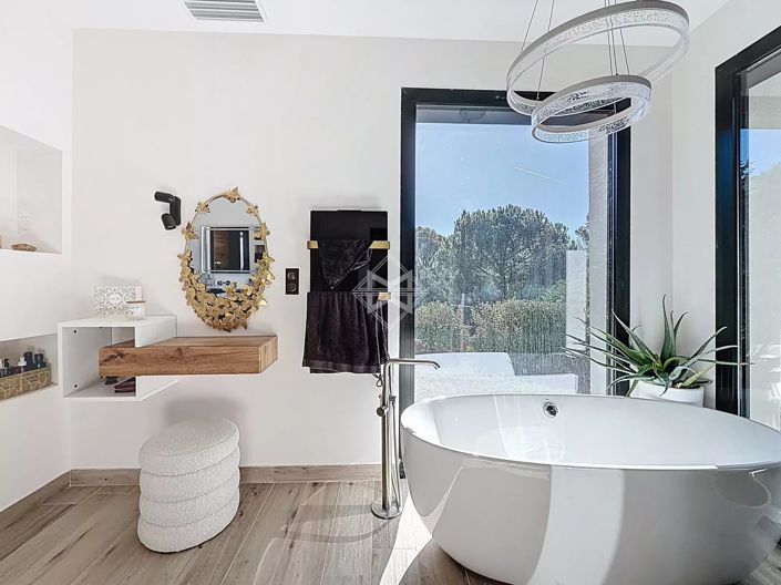 Image No.8-6 Bed House for sale