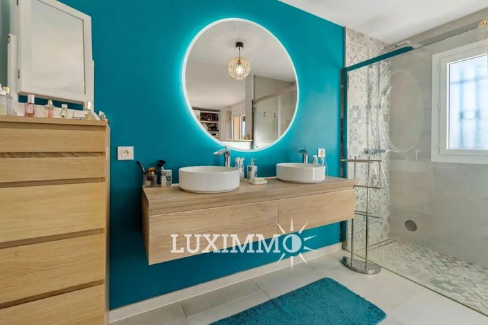 Image No.8-5 Bed House for sale