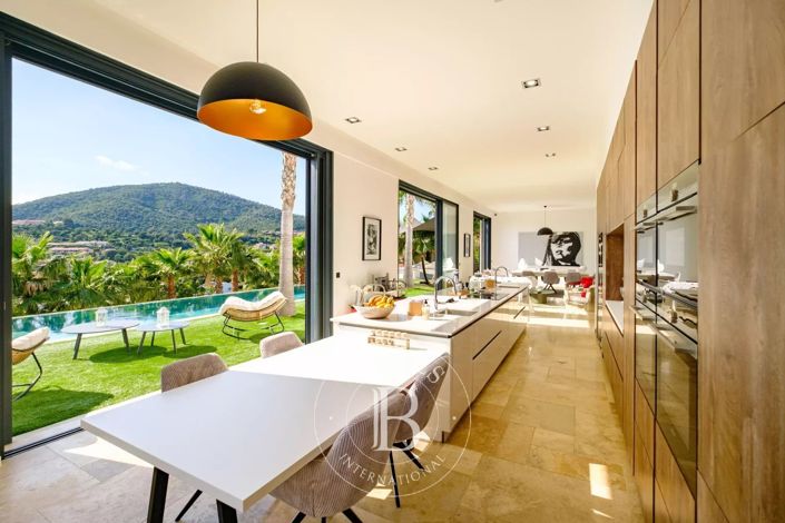 Image No.4-12 Bed House for sale