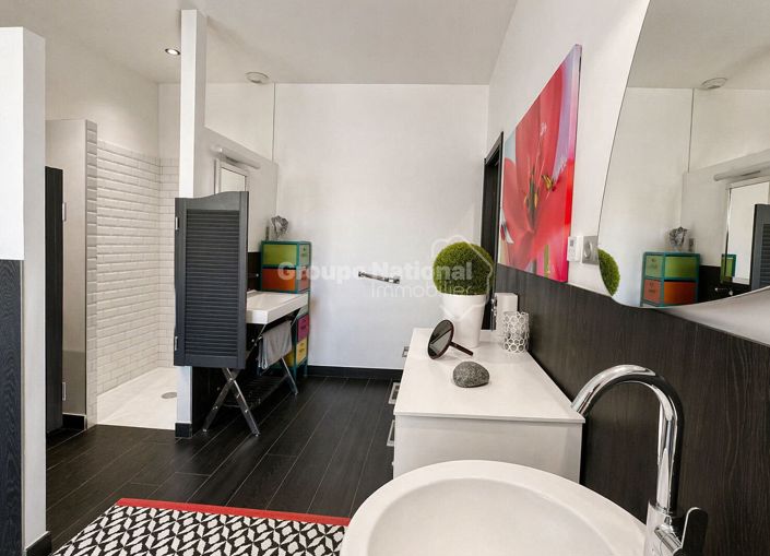 Image No.16-2 Bed Property for sale