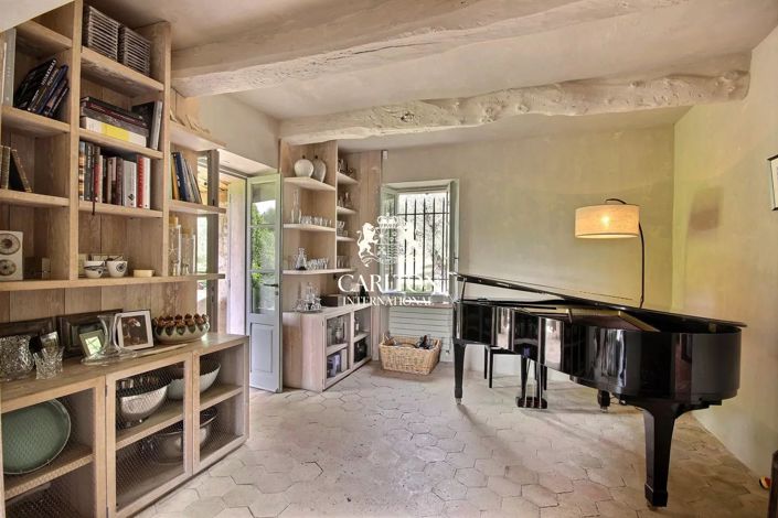 Image No.10-6 Bed House for sale