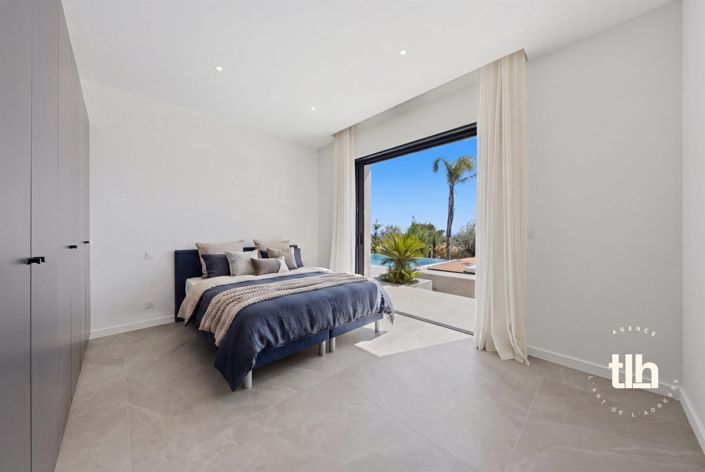 Image No.12-6 Bed Property for sale