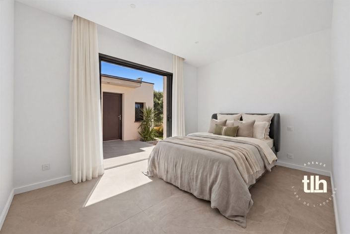 Image No.15-6 Bed Property for sale