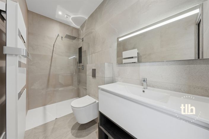 Image No.16-6 Bed Property for sale