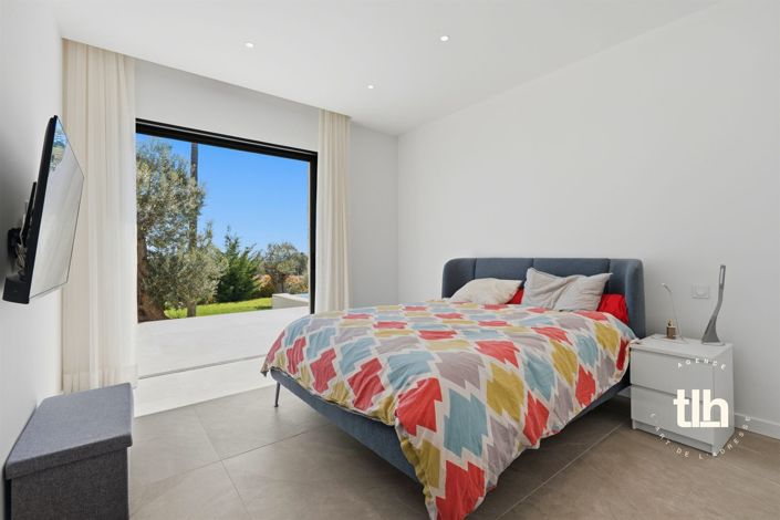 Image No.17-6 Bed Property for sale