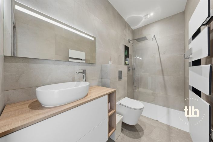 Image No.19-6 Bed Property for sale