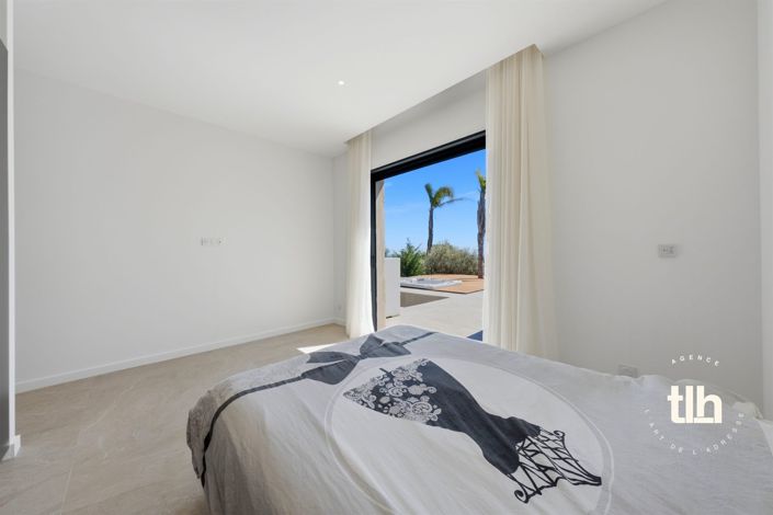 Image No.20-6 Bed Property for sale