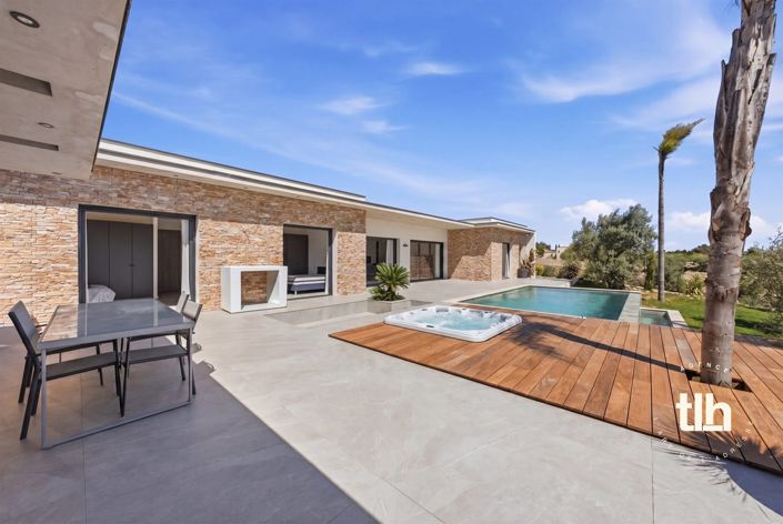 Image No.4-6 Bed Property for sale