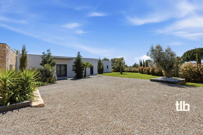 Image No.5-6 Bed Property for sale